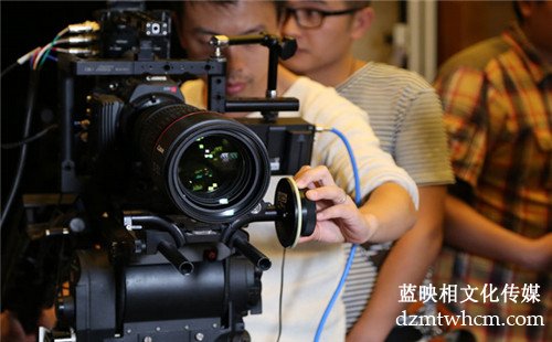 如何在夜間進(jìn)行個人創(chuàng)意宣傳片制作？